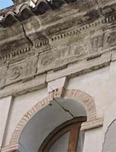 Alero desmoron&aacute;ndose y desplom&aacute;ndose.&nbsp;Podr&iacute;a caer en cualquier momento. 